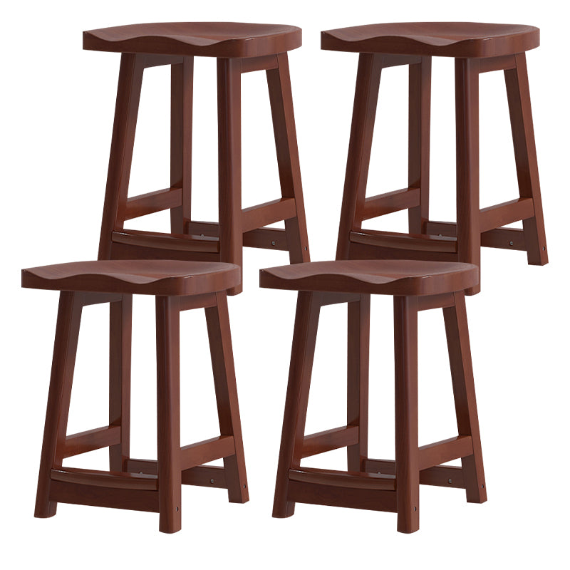 Moderner Barhocker aus Massivholz mit Sattelsitz, rückenfreier Innenhocker mit Holzbeinen