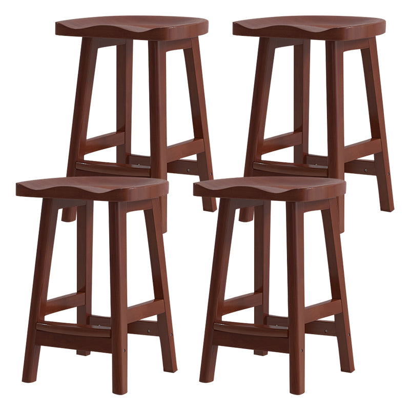 Moderner Barhocker aus Massivholz mit Sattelsitz, rückenfreier Innenhocker mit Holzbeinen