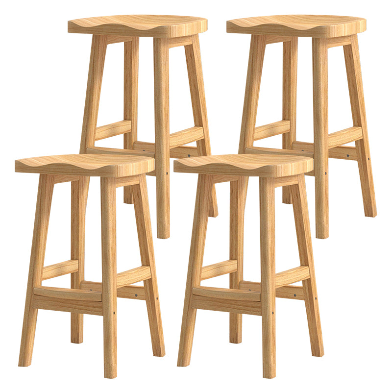 Moderner Barhocker aus Massivholz mit Sattelsitz, rückenfreier Innenhocker mit Holzbeinen