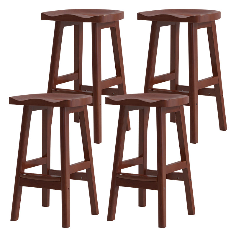 Moderner Barhocker aus Massivholz mit Sattelsitz, rückenfreier Innenhocker mit Holzbeinen
