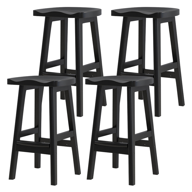 Moderner Barhocker aus Massivholz mit Sattelsitz, rückenfreier Innenhocker mit Holzbeinen