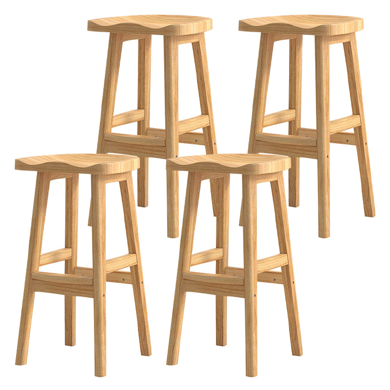 Moderner Barhocker aus Massivholz mit Sattelsitz, rückenfreier Innenhocker mit Holzbeinen