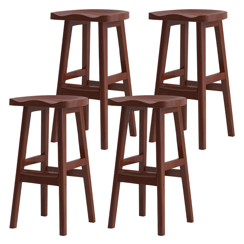 Moderner Barhocker aus Massivholz mit Sattelsitz, rückenfreier Innenhocker mit Holzbeinen