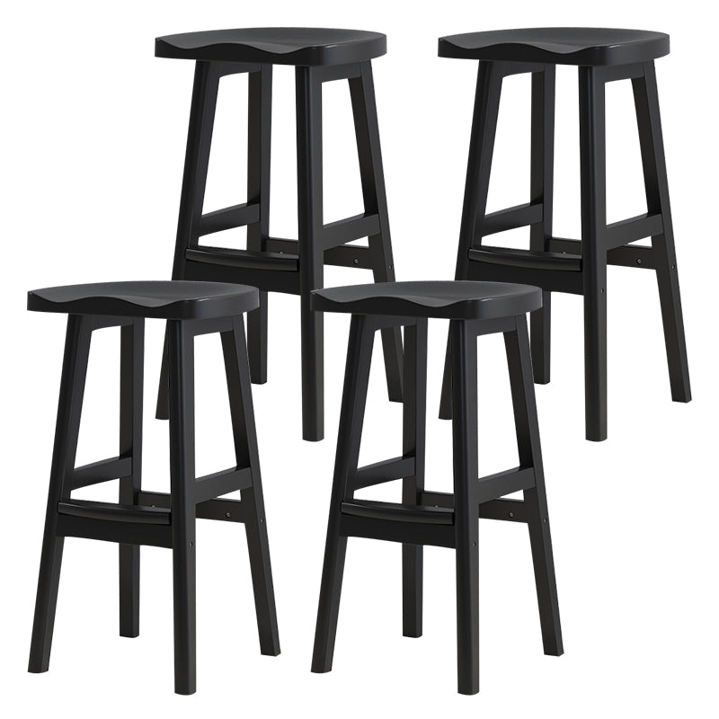 Moderner Barhocker aus Massivholz mit Sattelsitz, rückenfreier Innenhocker mit Holzbeinen