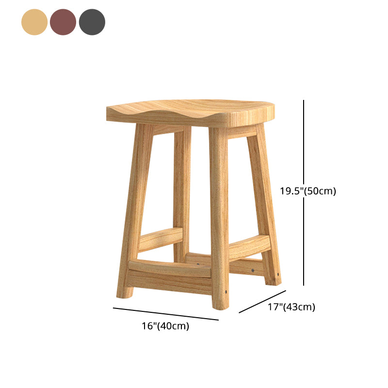 Moderner Barhocker aus Massivholz mit Sattelsitz, rückenfreier Innenhocker mit Holzbeinen