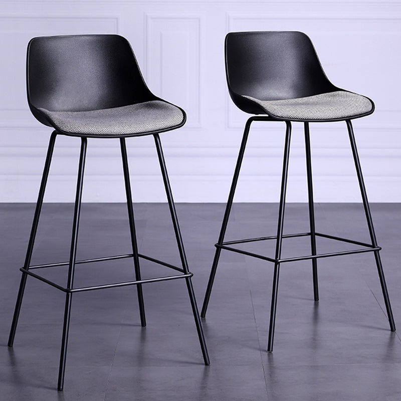 Tabouret de bar industriel rembourré blanc, haut d'intérieur noir avec siège baquet