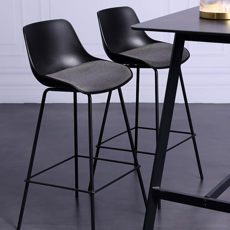 Tabouret de bar industriel rembourré blanc, haut d'intérieur noir avec siège baquet