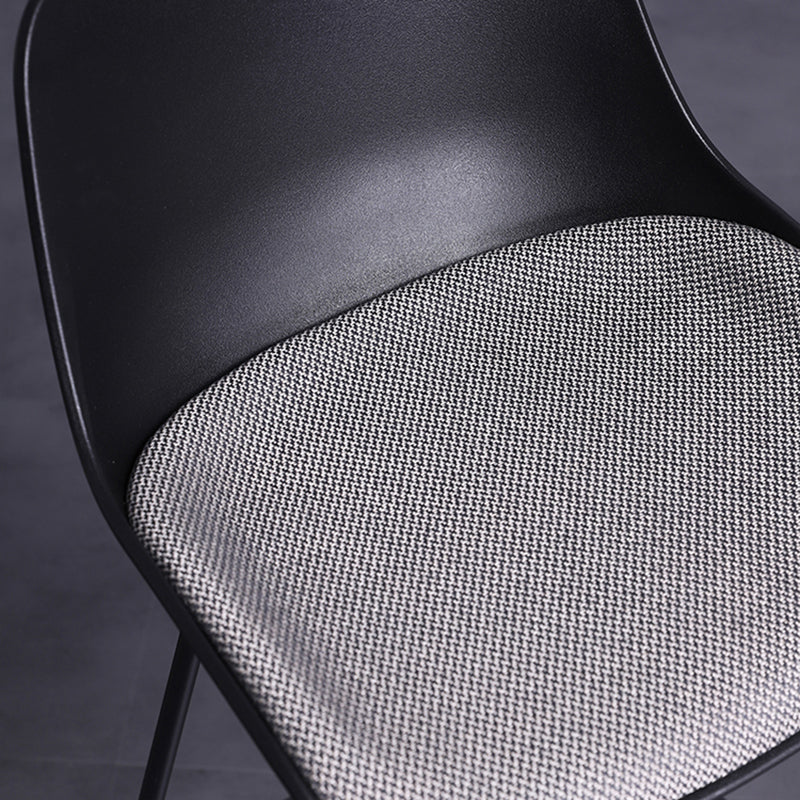 Tabouret de bar industriel rembourré blanc, haut d'intérieur noir avec siège baquet