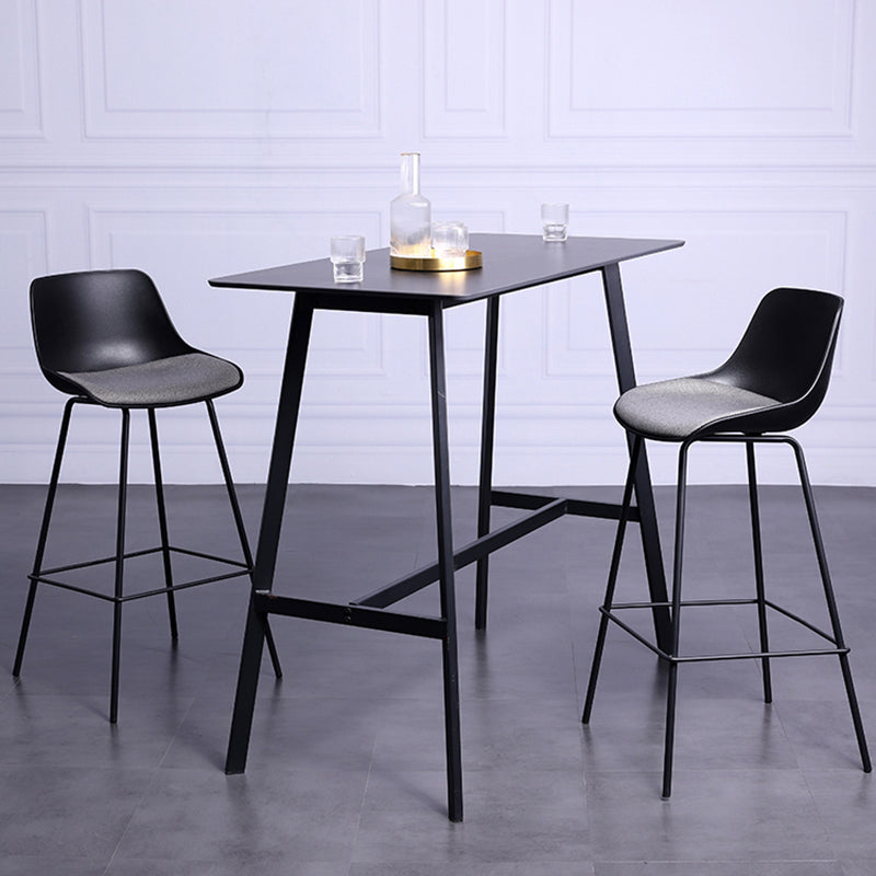 Tabouret de bar industriel rembourré blanc, haut d'intérieur noir avec siège baquet