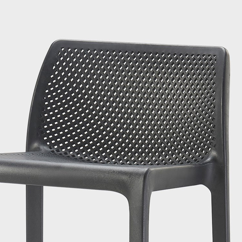 Taburetes de bar interiores apilables de plástico escandinavo con respaldo bajo