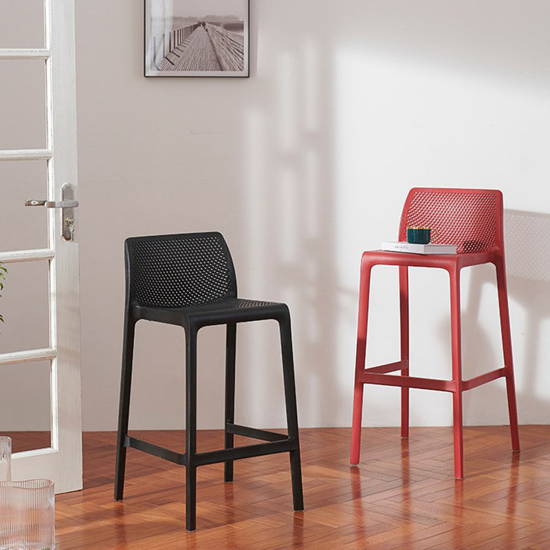 Taburetes de bar interiores apilables de plástico escandinavo con respaldo bajo