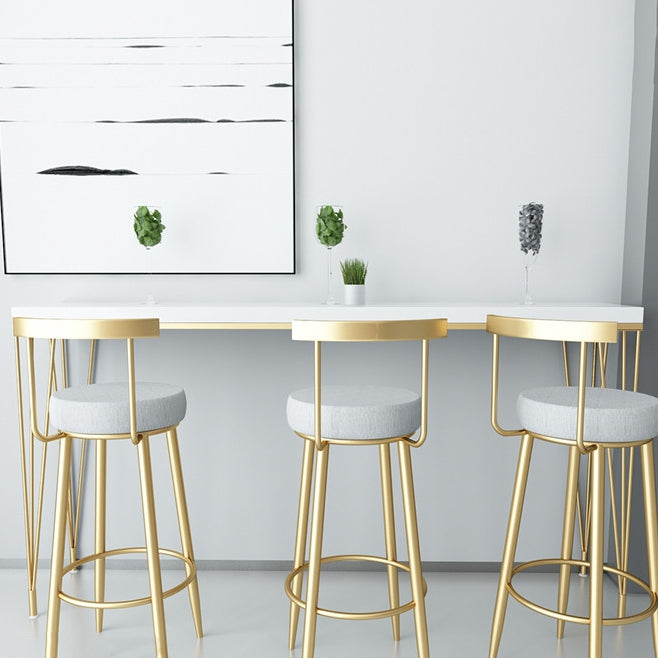 Taburete de bar con respaldo bajo y cojín de terciopelo estilo Glam, con patas de metal