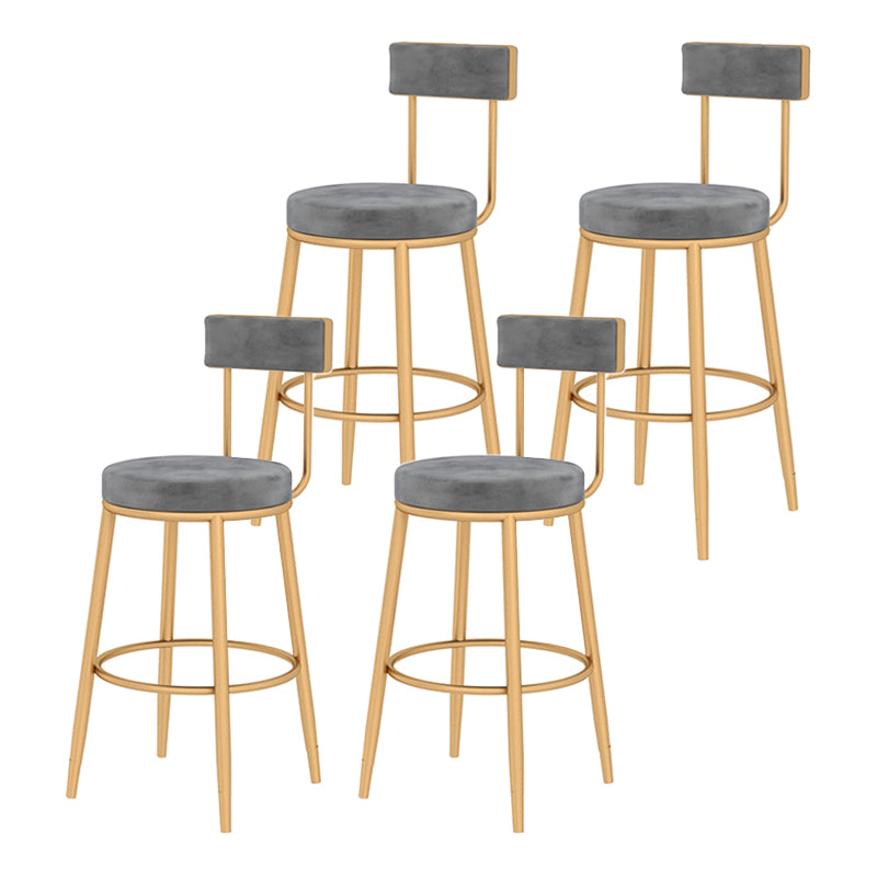 Taburete de bar con respaldo bajo y cojín de terciopelo estilo Glam, con patas de metal