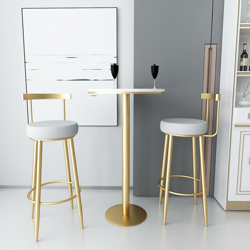 Taburete de bar con respaldo bajo y cojín de terciopelo estilo Glam, con patas de metal
