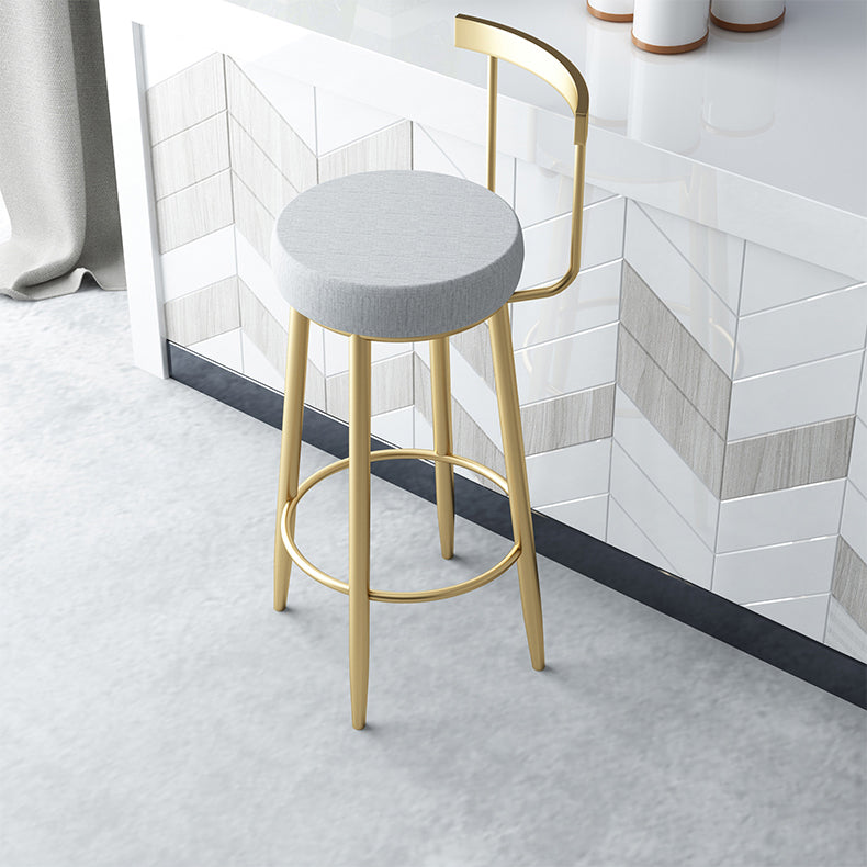 Taburete de bar con respaldo bajo y cojín de terciopelo estilo Glam, con patas de metal