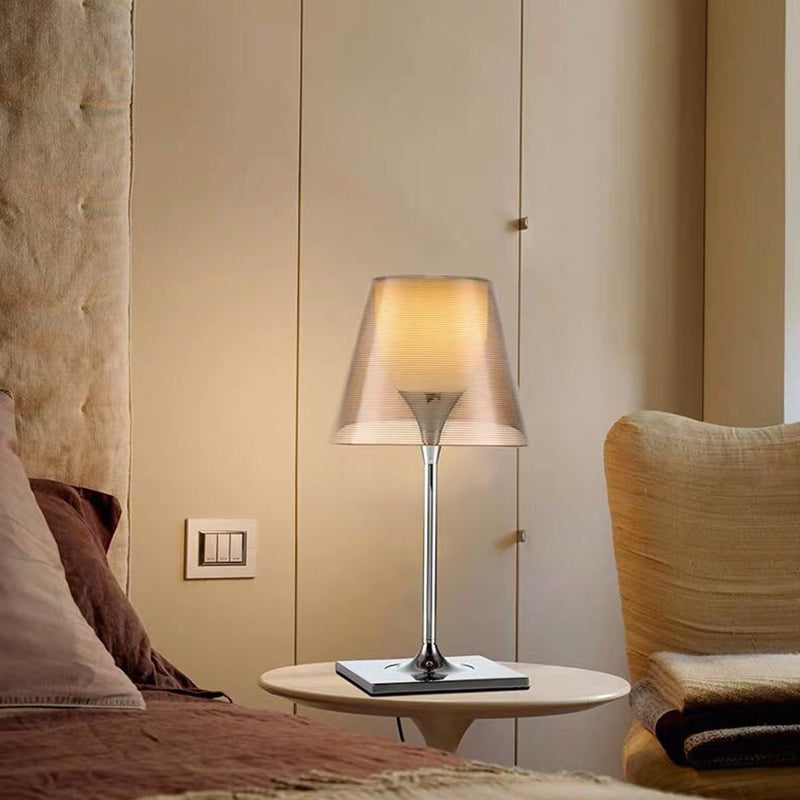Lampada da tavolo in metallo colorato stile contemporaneo 1 lampada da tavolo leggera per camera da letto