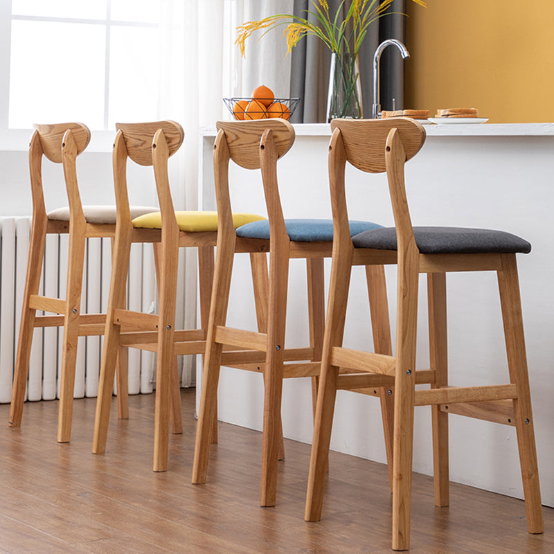 Barkruk van Scandinavisch hout met lage rugleuning, hoge binnenkruk met vierkante bekleding