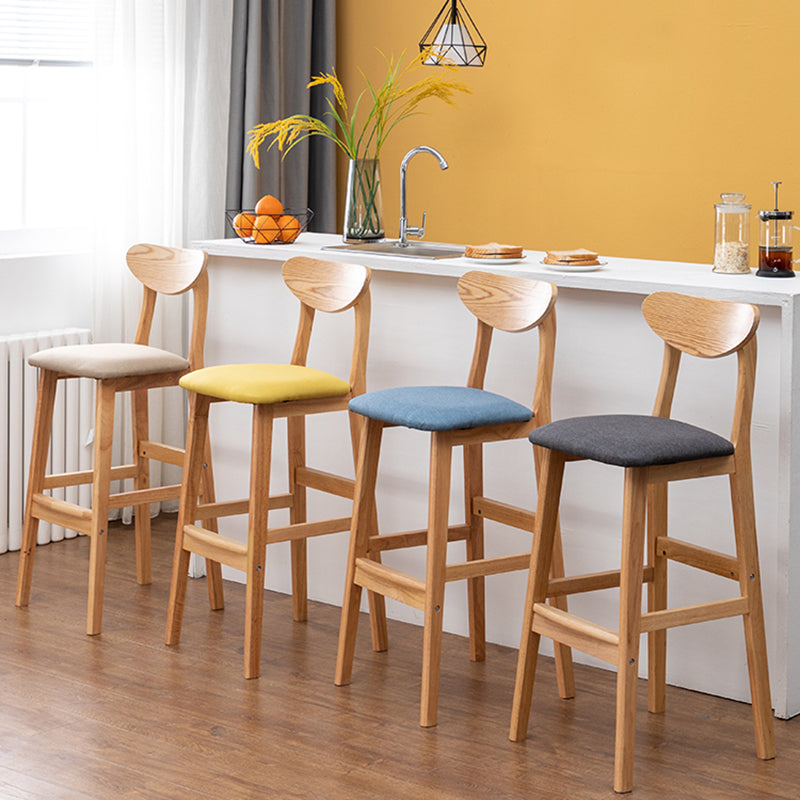 Barkruk van Scandinavisch hout met lage rugleuning, hoge binnenkruk met vierkante bekleding