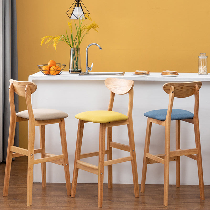 Barkruk van Scandinavisch hout met lage rugleuning, hoge binnenkruk met vierkante bekleding