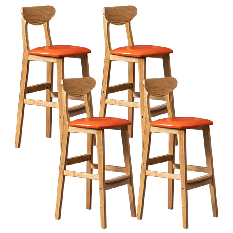 Barkruk van Scandinavisch hout met lage rugleuning, hoge binnenkruk met vierkante bekleding