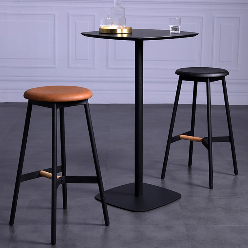 Taburetes de bar negros escandinavos, taburetes de bar sin respaldo de madera y metal con asiento redondo