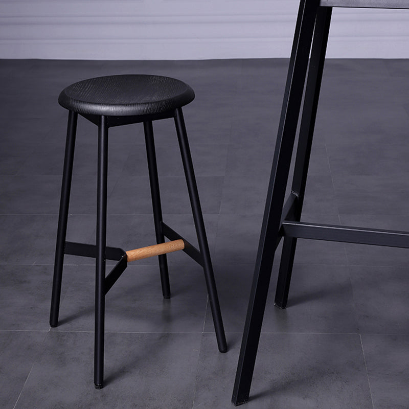 Taburetes de bar negros escandinavos, taburetes de bar sin respaldo de madera y metal con asiento redondo