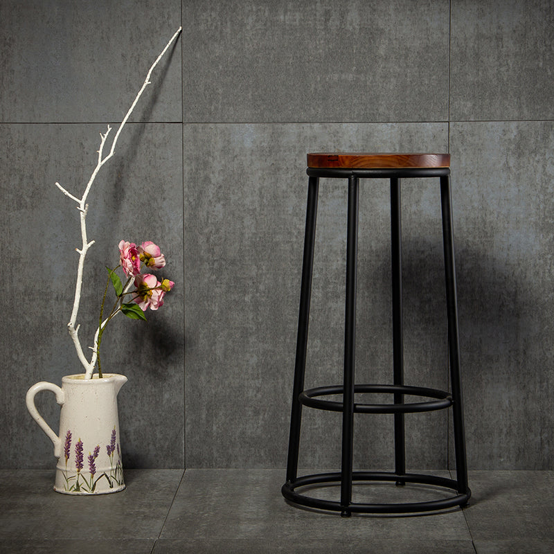 Tabouret de bar industriel en bois marron, haut d'intérieur vieilli, avec siège rond