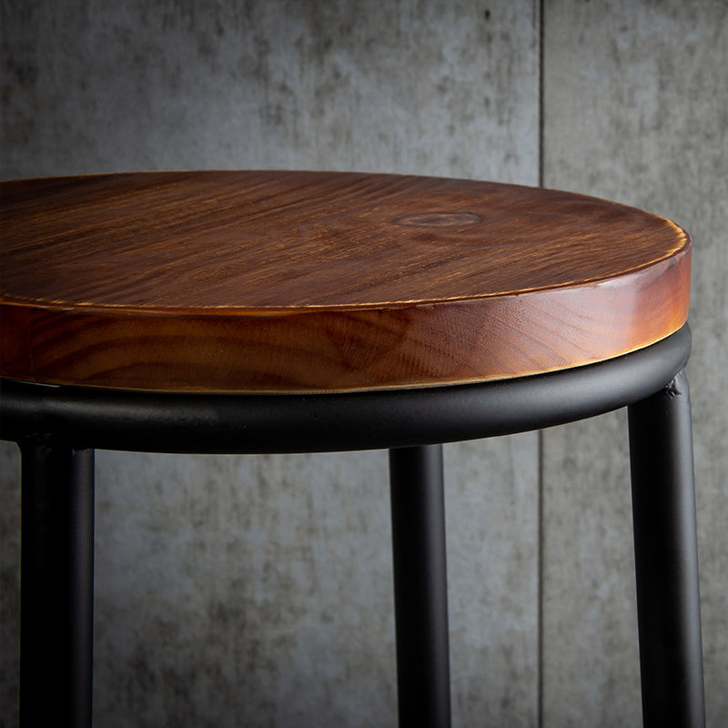Tabouret de bar industriel en bois marron, haut d'intérieur vieilli, avec siège rond