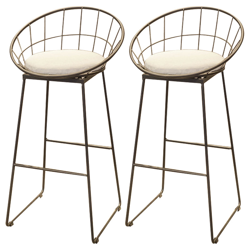 Skandinavische Thekenhocker aus Metallstoff, weiße Barhocker mit niedriger Rückenlehne und rundem Sitz