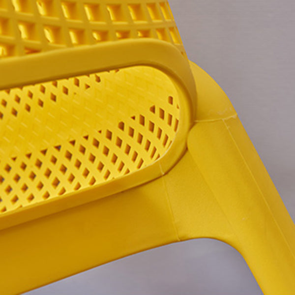 El plástico escandinavo que cena el brazo preside los sillones de cena interiores apilables