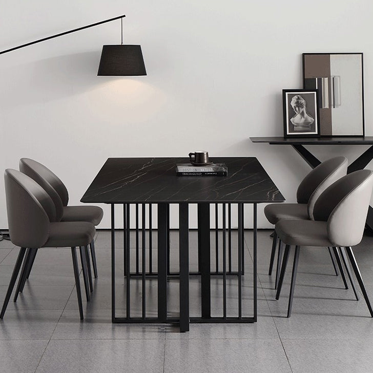 El comedor industrial del metal preside el cuero sin brazos que cena las sillas para el uso en el hogar