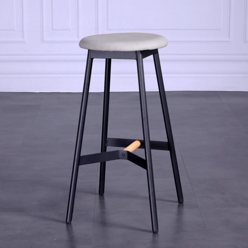 Industrielle schwarze Thekenhocker aus Metall und Holz, rückenfreie Barhocker mit rundem Sitz