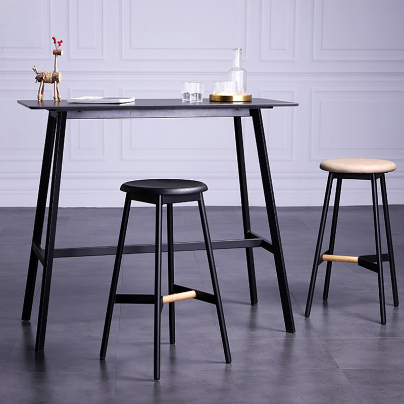 Taburetes de bar negros industriales sin respaldo de madera y metal con asiento redondo