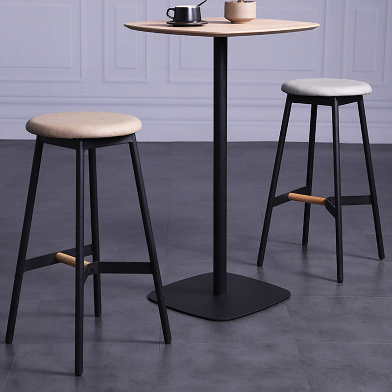 Taburetes de bar negros industriales sin respaldo de madera y metal con asiento redondo