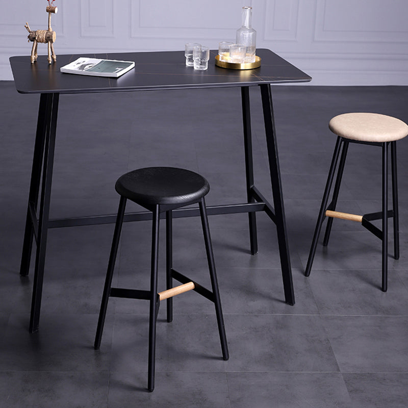 Taburetes de bar negros industriales sin respaldo de madera y metal con asiento redondo