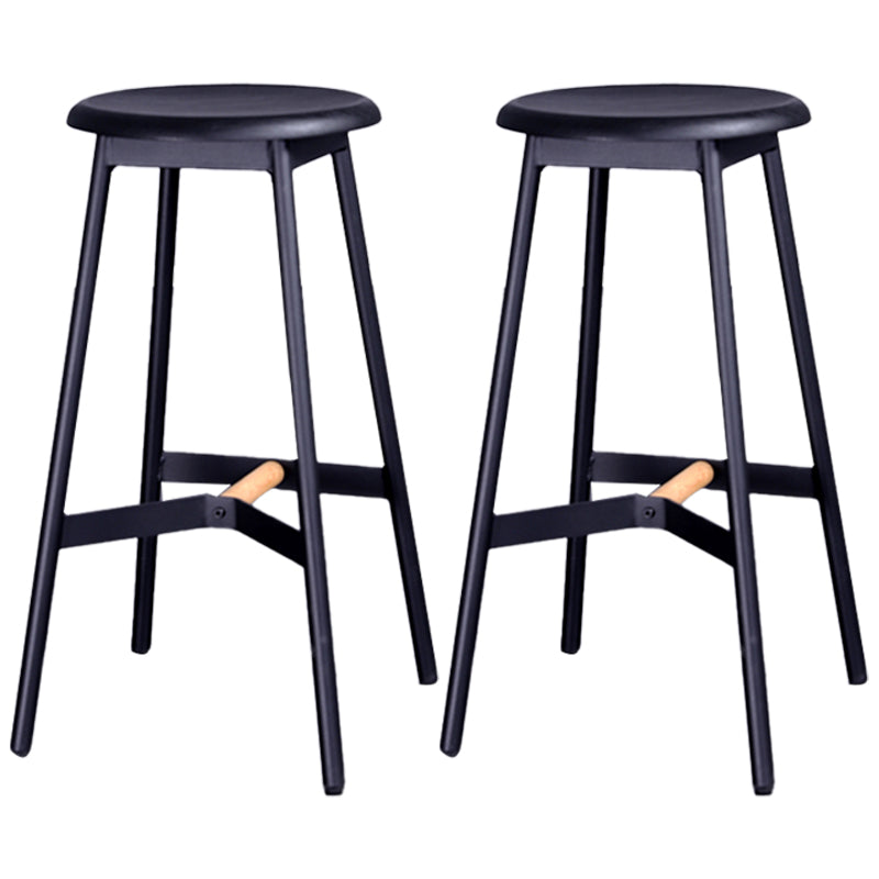 Taburetes de bar negros industriales sin respaldo de madera y metal con asiento redondo