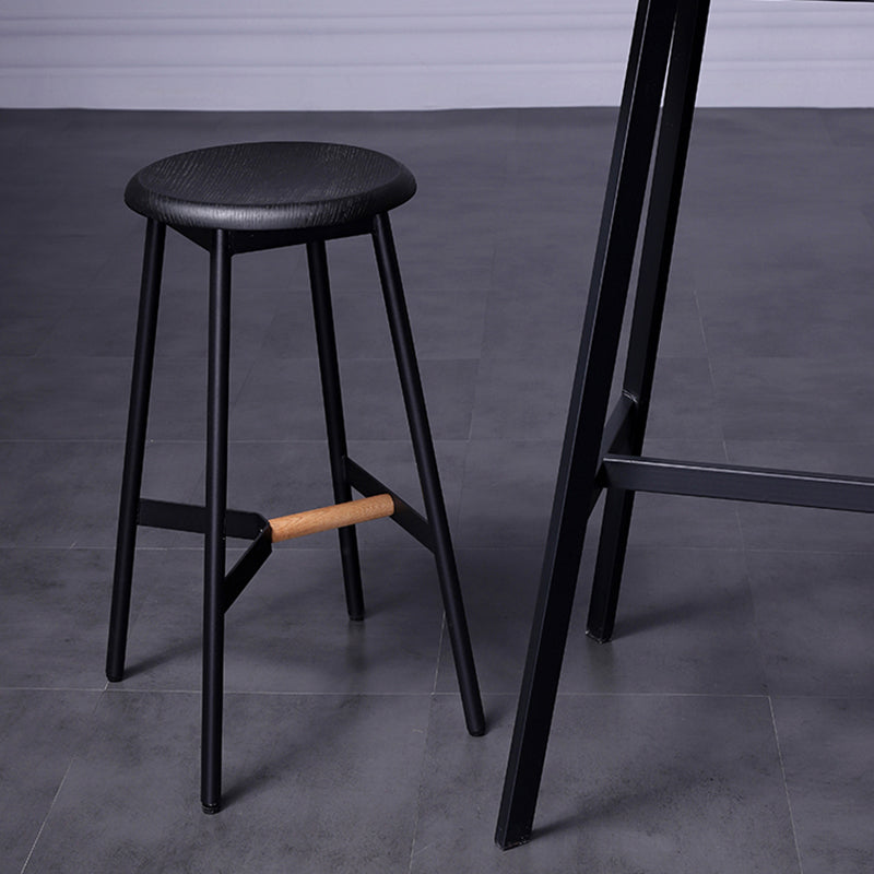 Taburetes de bar negros industriales sin respaldo de madera y metal con asiento redondo