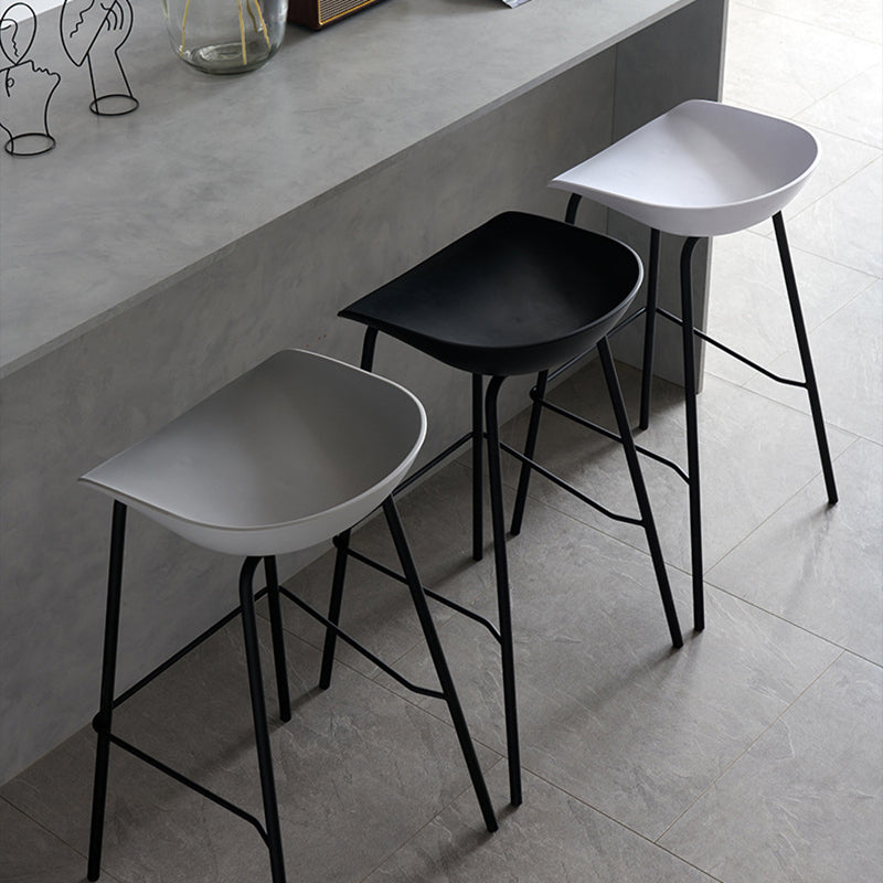 Taburetes de contraates de plástico de metal escandinavo taburetes de bar sin respaldo con asiento de cubo