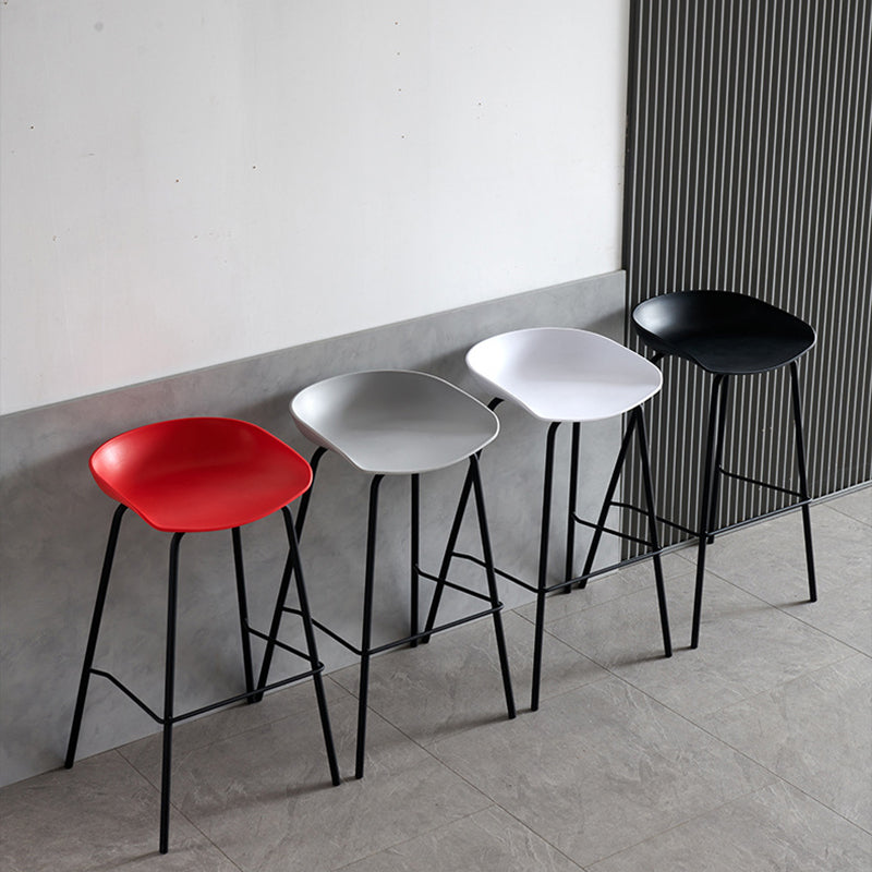 Taburetes de contraates de plástico de metal escandinavo taburetes de bar sin respaldo con asiento de cubo