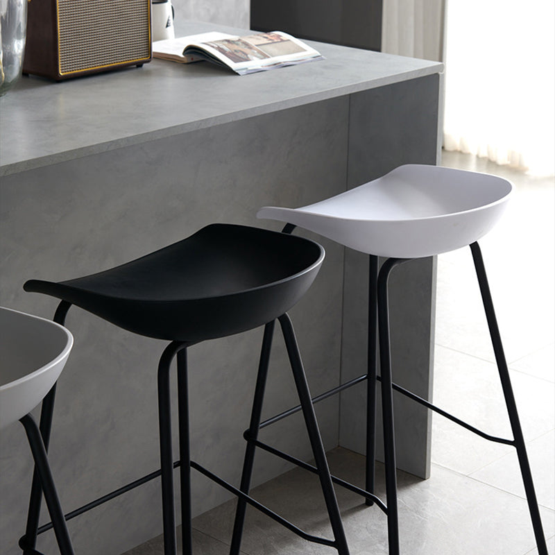 Taburetes de contraates de plástico de metal escandinavo taburetes de bar sin respaldo con asiento de cubo