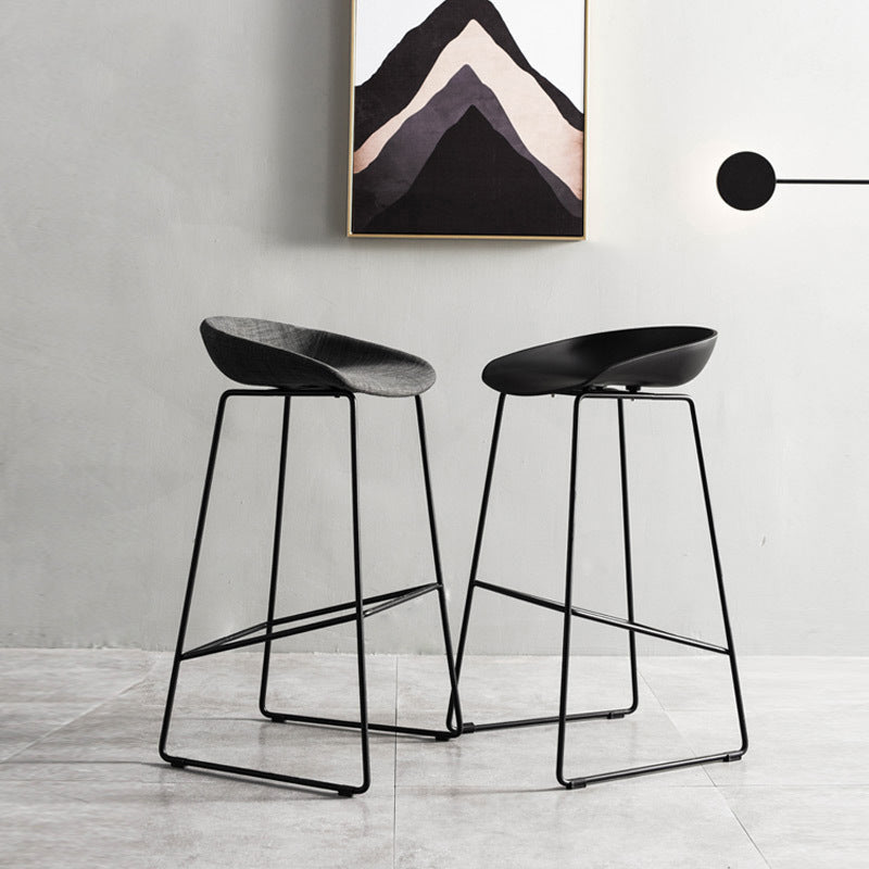 Tabourets de comptoir scandinaves en plastique et acier, sans dossier, avec siège baquet (Ensemble de 2)