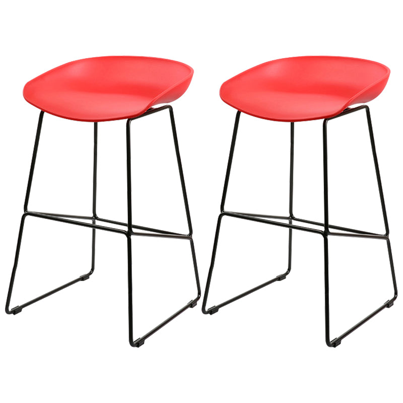 Tabourets de comptoir scandinaves en plastique et acier, sans dossier, avec siège baquet (Ensemble de 2)