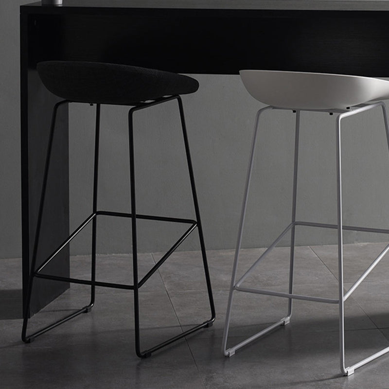 Tabourets de comptoir scandinaves en plastique et acier, sans dossier, avec siège baquet (Ensemble de 2)