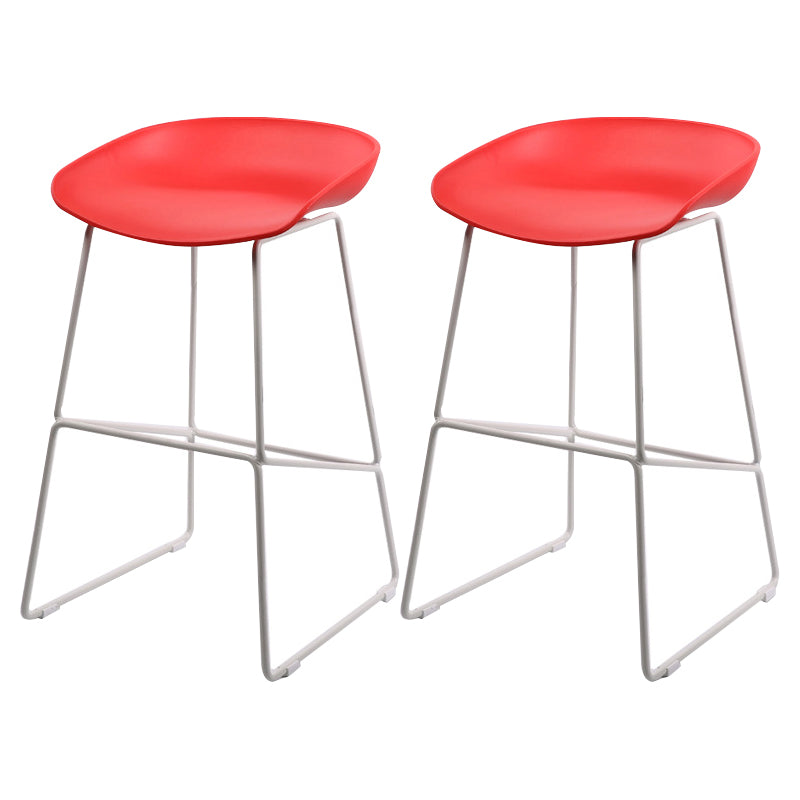 Tabourets de comptoir scandinaves en plastique et acier, sans dossier, avec siège baquet (Ensemble de 2)