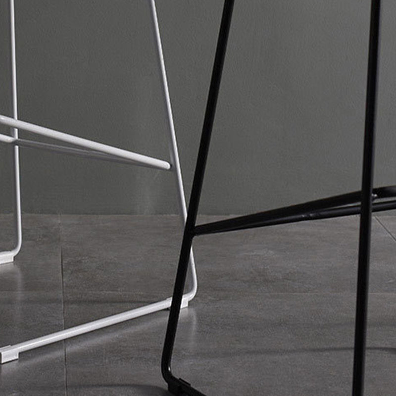 Tabourets de comptoir scandinaves en plastique et acier, sans dossier, avec siège baquet (Ensemble de 2)