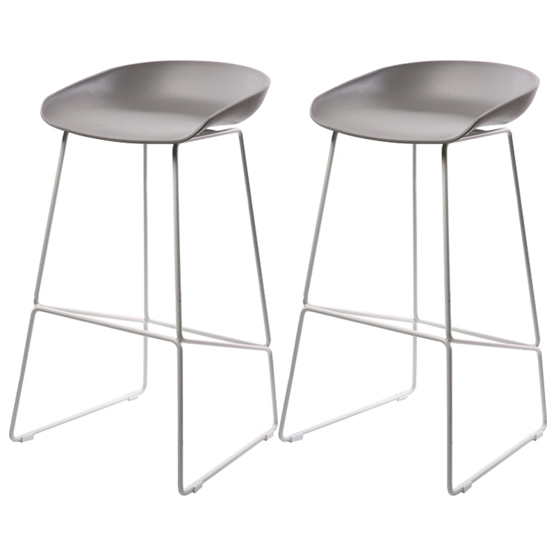 Tabourets de comptoir scandinaves en plastique et acier, sans dossier, avec siège baquet (Ensemble de 2)