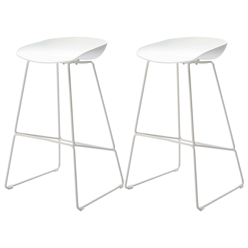 Tabourets de comptoir scandinaves en plastique et acier, sans dossier, avec siège baquet (Ensemble de 2)