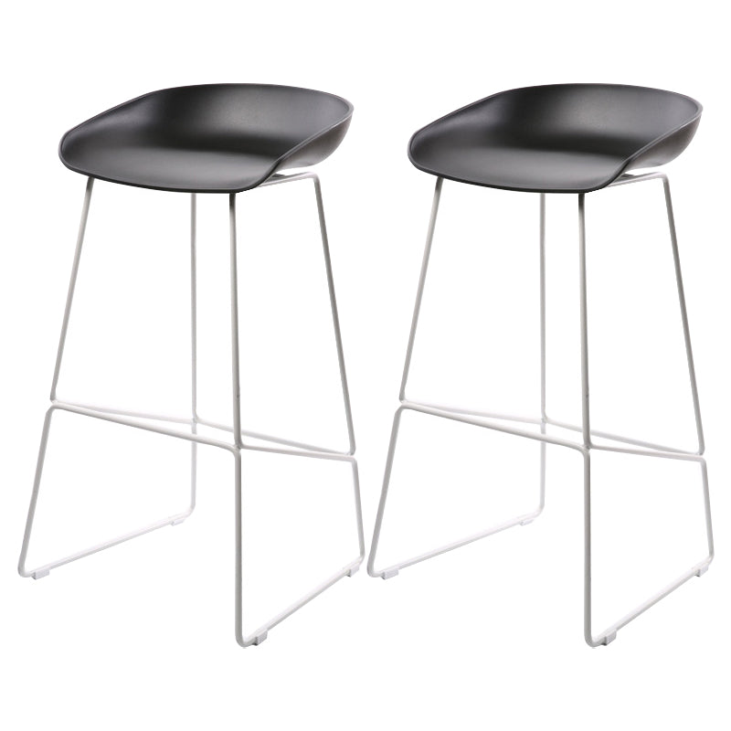 Tabourets de comptoir scandinaves en plastique et acier, sans dossier, avec siège baquet (Ensemble de 2)