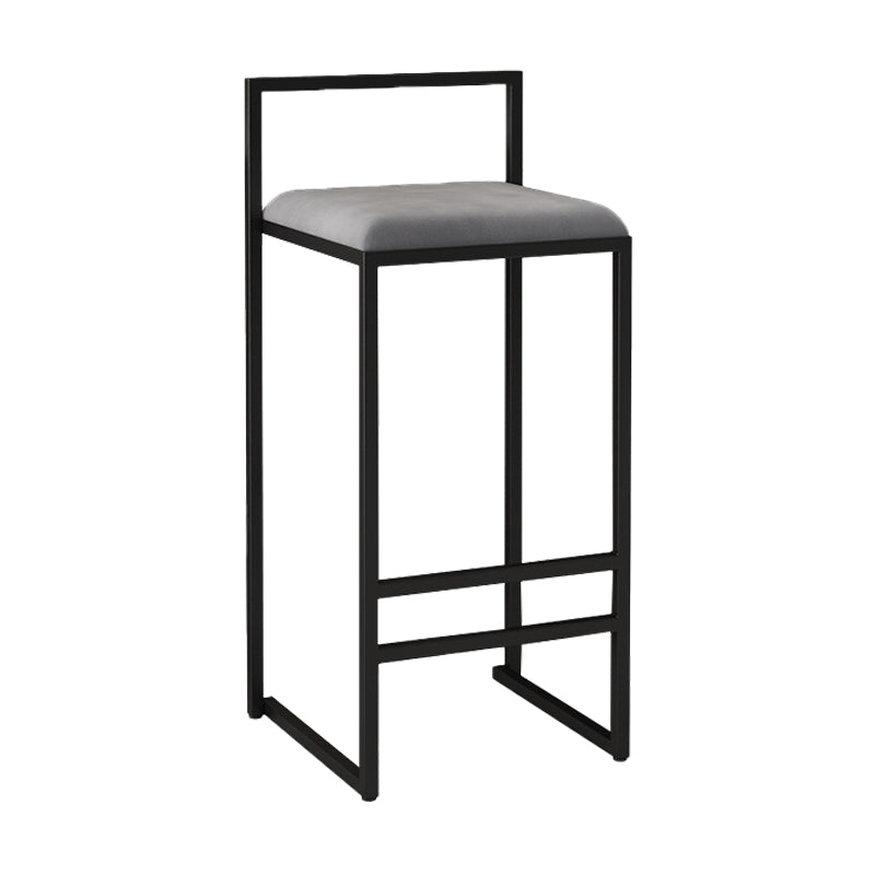 Samtgepolsterter Barhocker im nordischen Stil mit Kufengestell