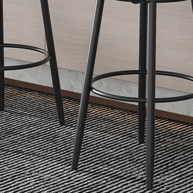 Schwarzer nordischer Barhocker aus Metall mit niedriger Rückenlehne, hoher Innenhocker und gepolstertem Sitz